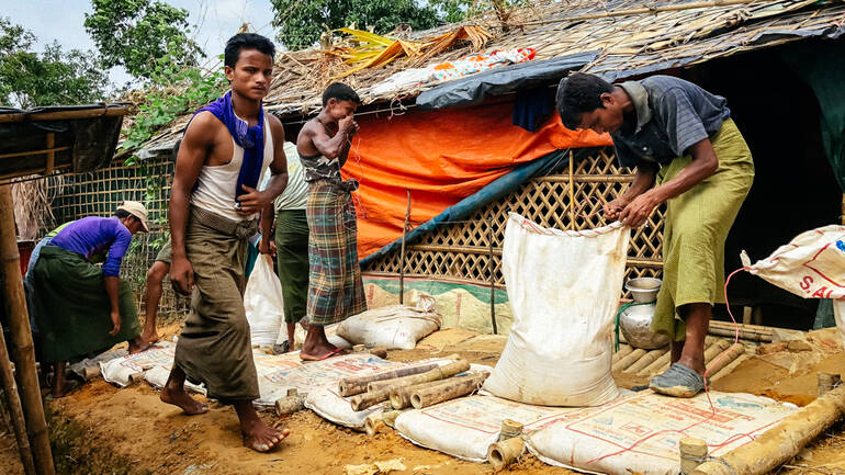 rohingya_befestigen_weg_im_camp