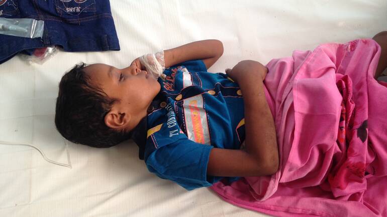Junge liegt auf Krankenstation im Jemen