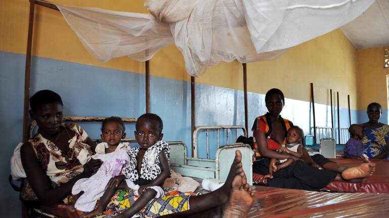 muetter-mit-ihren-kindern-in-einer-krankenstation-in-kasai-demokratische-republik-kongo