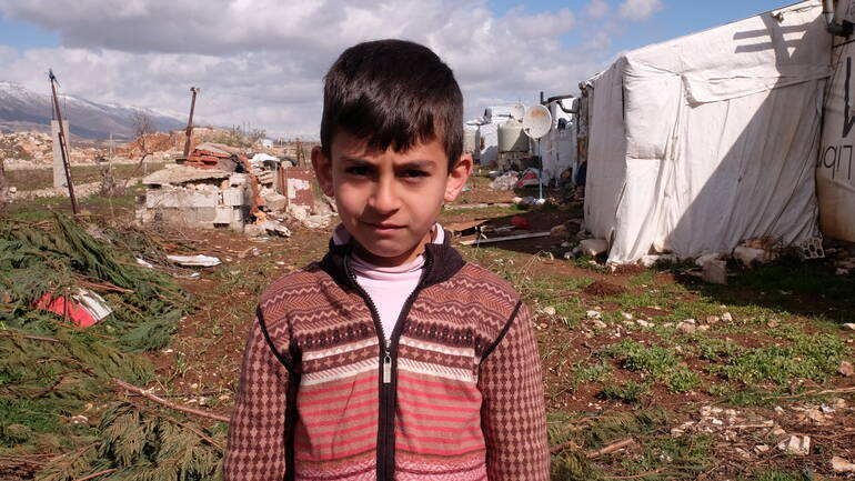 Junge in Syrien schaut in die Kamera.