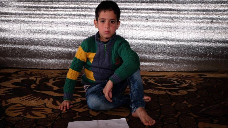 Junge in Syrien schaut in die Kamera.