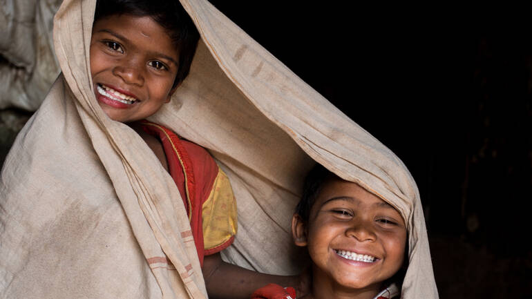 Kinder_unter_decke_in_indien Kinder_unter_decke_in_indien