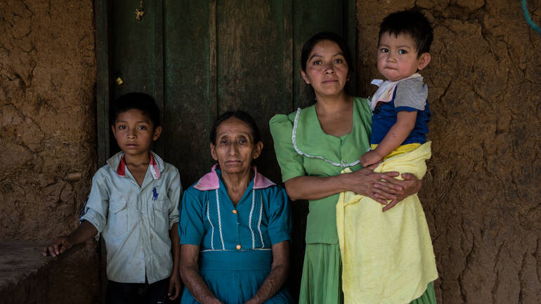 Josefina aus Guatemala mit ihrer Mutter und ihren zwei Kindern.