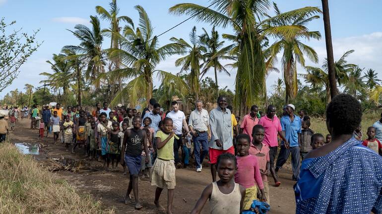 Menschen verlassen ihr zu Hause nach Zyklon Idai in Mosambik.