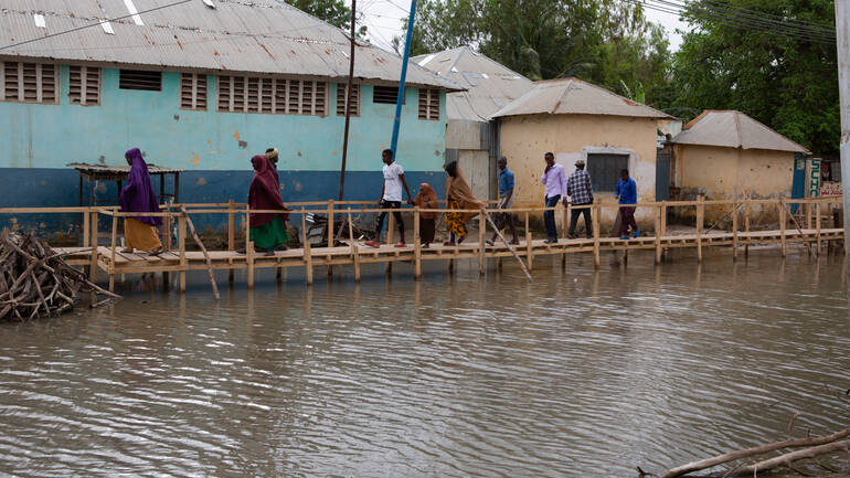 Bewohner*innen benutzen durch Überflutung Brücken statt Straßen