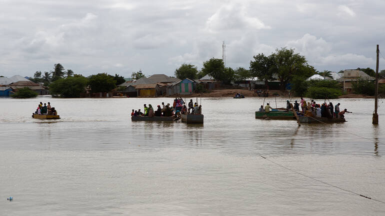 Viele Menschen haben durch die Überflutung in Somalia ihre Häuser verloren.