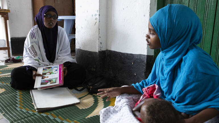 Fatuma erhält eine Schulung zum Thema ausgewogene Ernährung