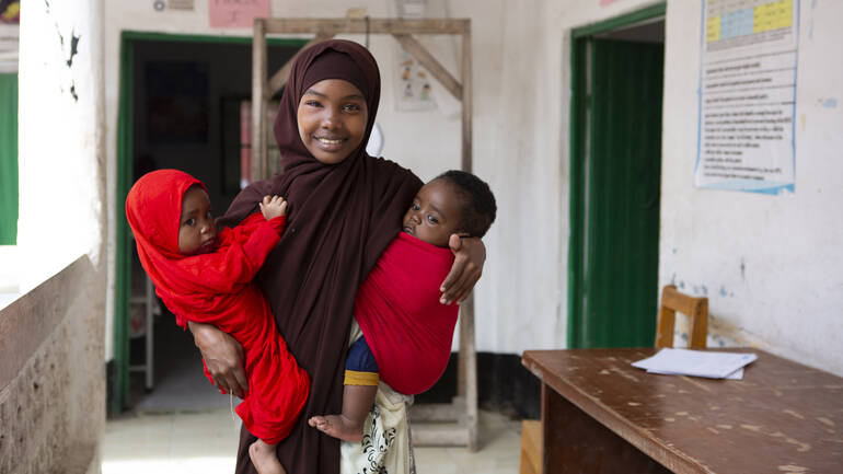 Fatuma mit ihren beiden Kindern Halima und Mohamed
