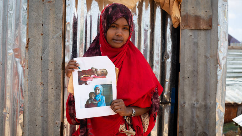 Fatuma mit Vorher-Nachher-Fotos von ihrer Tochter Halima