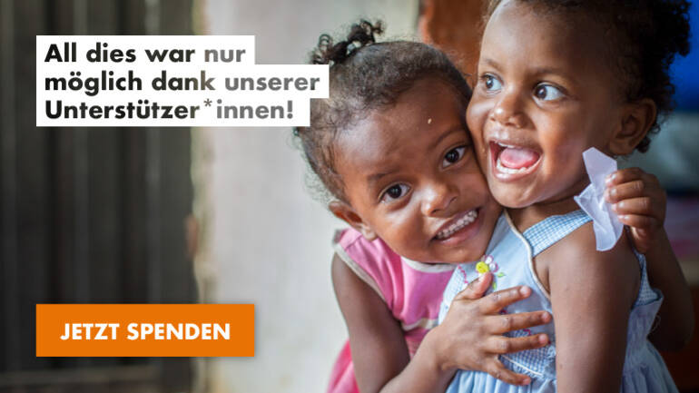 kinder_umarmen_sich Kinder umarmen sich glücklich