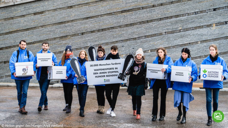 unterschriftenübergabe Das Team von Aktion gegen den Hunger übergibt die Boxen mit Unterschriften.