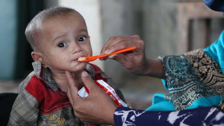 Ein Rohingya-Kind bekommt Aufbaupaste
