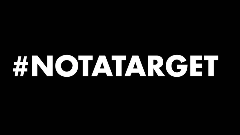 Not a target-Schriftzug auf schwarzem Grund