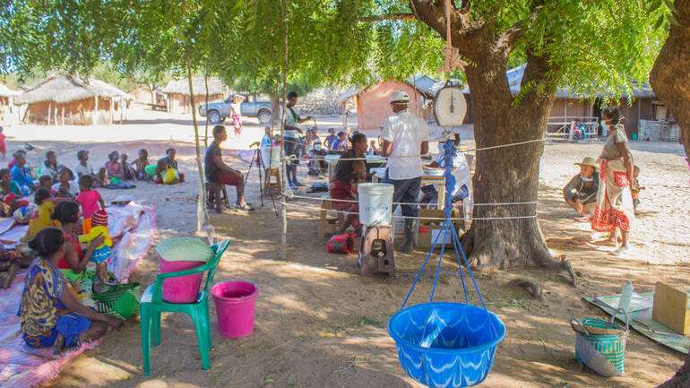 mobile Gesundheitsklinik von Aktion gegen den Hunger in lokaler Gemeinde in Madagaskar 