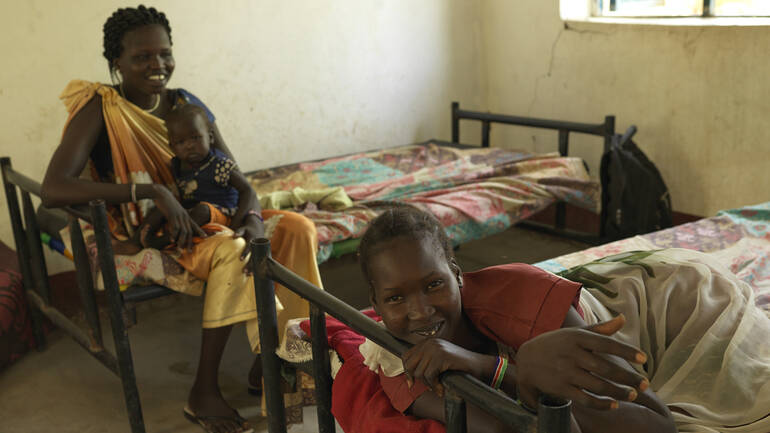 Mütter in Gesundheitszentrum von Aktion gegen den Hunger im Südsudan