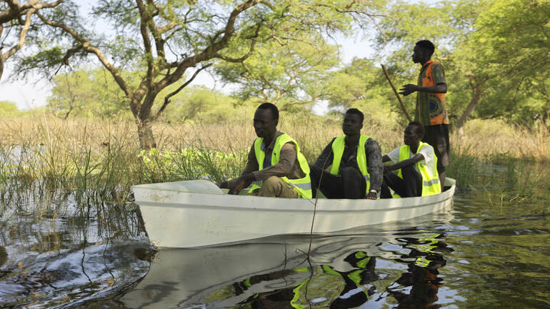 Mitarbeitende von Aktion gegen den Hunger im Kanu in Paguir, Südsudan