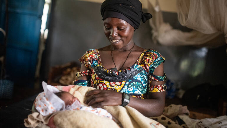 Mutter und ihr neugeborenes Baby in der Demokratischen Republik Kongo
