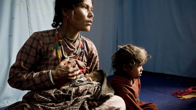 Mutter und ihre Kinder in Nepal
