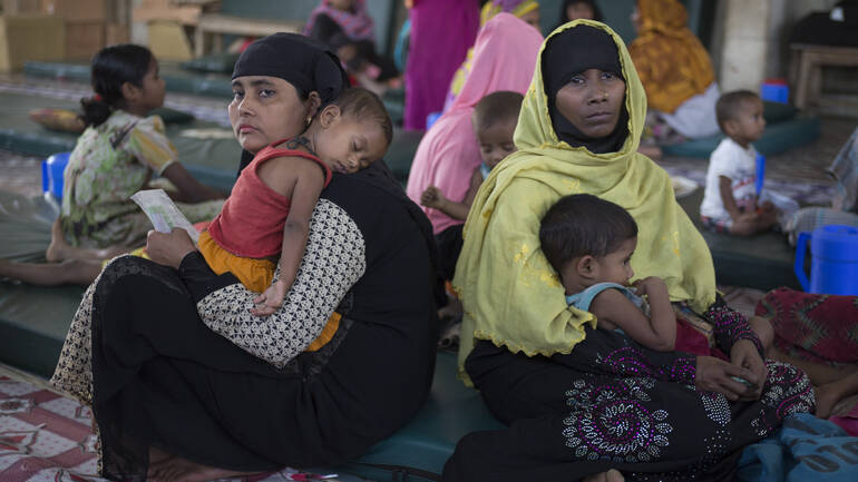 Rohingya Mütter und ihre Kinder im Geflüchtetenlager in Bangladesch
