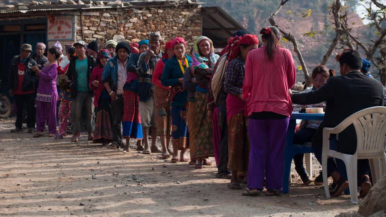 Menschen aus Nepal erhalten finanzielle Unterstützung nach dem Erdbeben