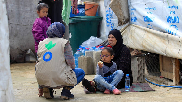Mitarbeiterin von Aktion gegen den Hunger unterstützt syrische Familie im Geflüchtetenlager 