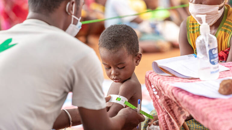 Kind aus Madagaskar wird mit dem MUAC-Band vermessen