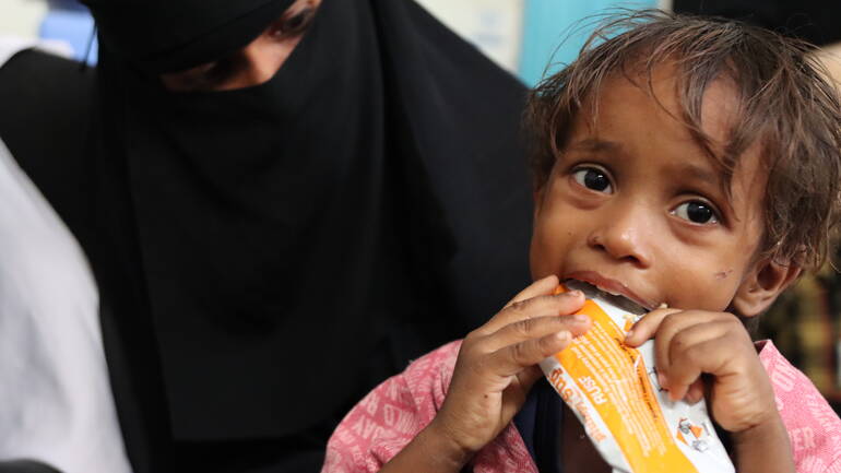 Kind aus dem Jemen isst Plumpy Nut 