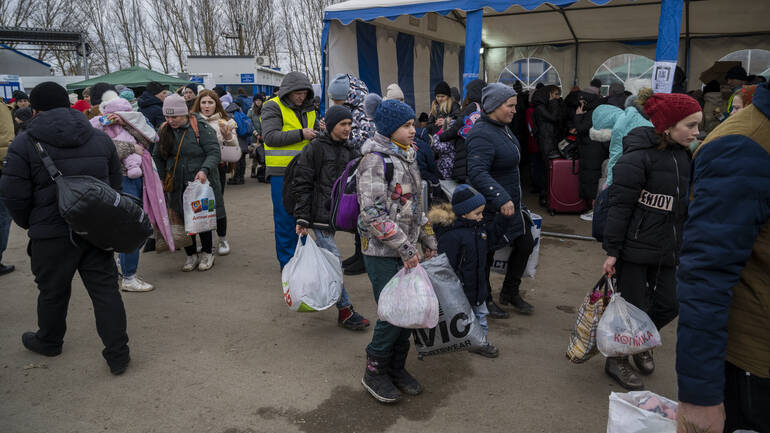 Kinder aus der Ukraine auf der Flucht an der Grenze zu Moldawien