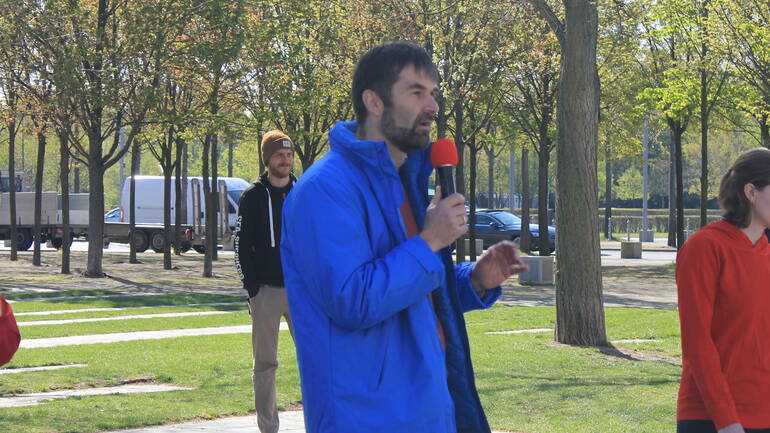 Jörg Mühlbach von Aktion gegen den Hunger mit Mikrofon