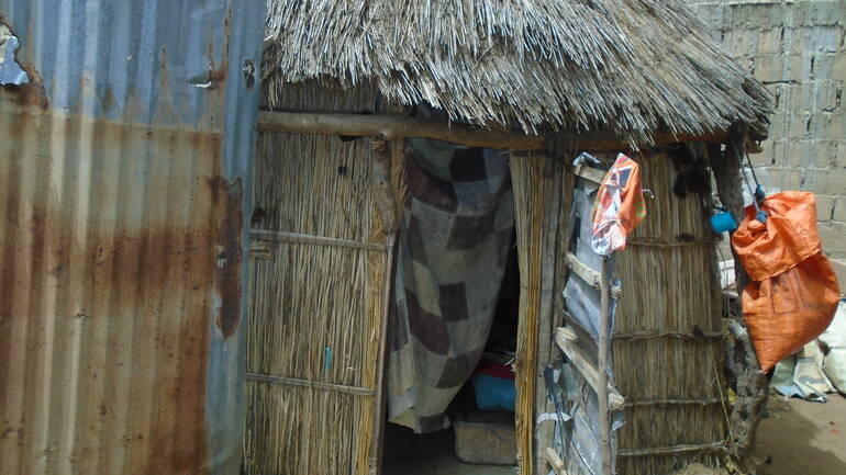 Khady lebt mit ihren Kindern in einer notdürftigen Hütte.