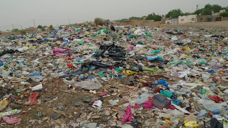 Das Müllfeld vor den Toren Touba Séras'