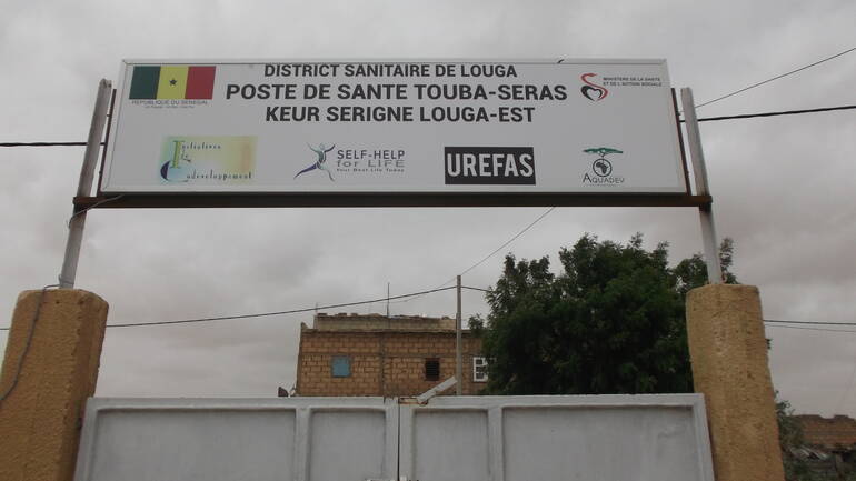 Der Eingang zum Gesundheitszentrum von Touba Séras