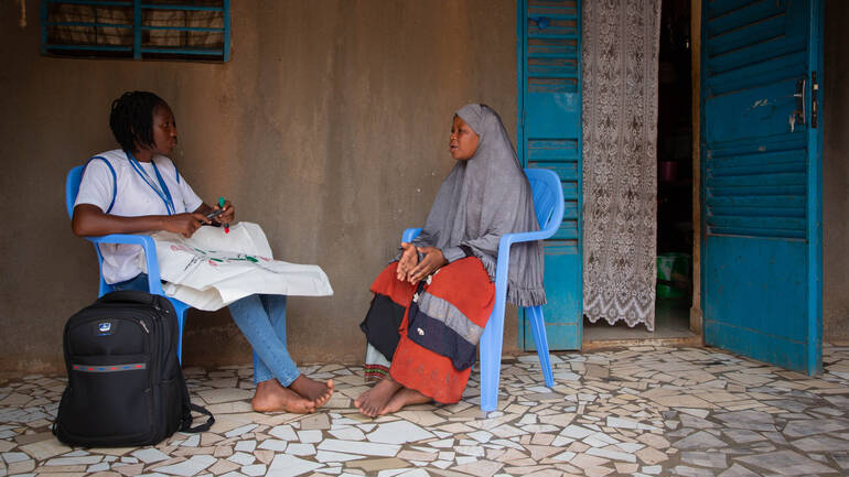 Eine Mitarbeiterin von Aktion gegen den Hunger spicht in einer Einzeltherapie-Sitzung mit einer Frau aus Burkina Faso.