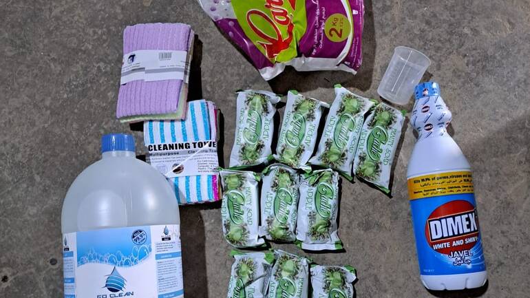 Der Inhalt eines Hygienekits zum Schutz vor Cholera: Tücher, Wassertabletten, Desinfektionsmittel, Hygienereiniger, Toilettenpapier und Müllsäcke sowie ein Messbecher
