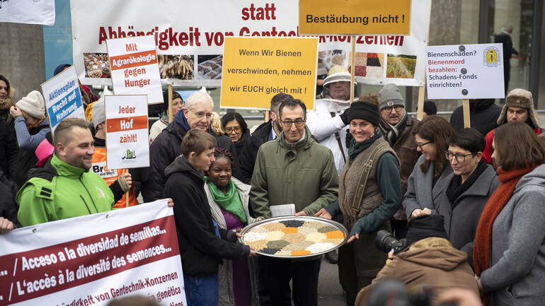 Zusammen mit 100 weiteren Organisationen haben wir den „6-Punkte-Plan für gutes Essen für alle“ an Bundeslandwirtschaftsminister Cem Özdemir übergeben.