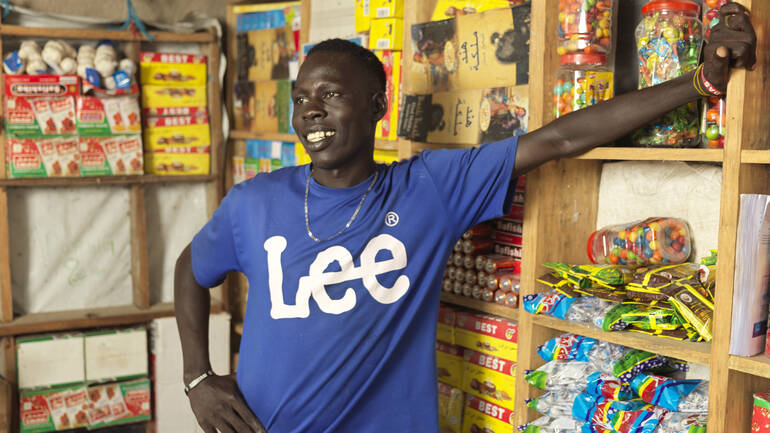 Lam steht stolz in seinem eigenen Laden in Paguir im Südsudan