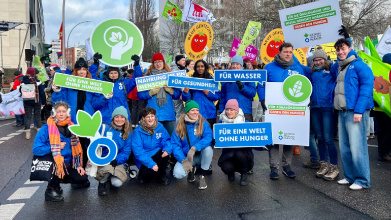 Das Team von Aktion gegen den Hunger bei der Wir haben es satt! Demo 2024 in Berlin.