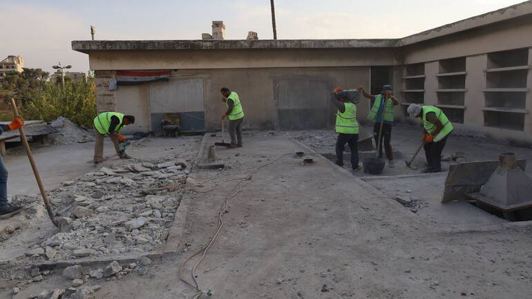 Arbeiter beim Wiederaufbau der Schule in Aleppo