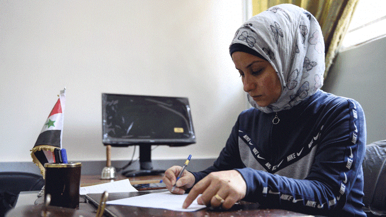 Amira Sheikhli, die Schulleiterin der Schule an ihrem Schreibtisch