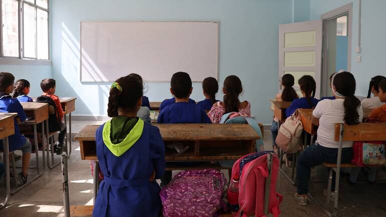 Schülerinnen und Schüler der Schule im Klassenraum