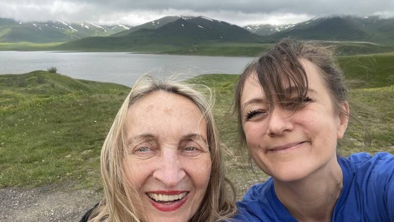 Vorstandsvorsitzende Cornelia Richter und Geschäftsführerin Dr. Helene Mutschler vor den in Nebel gehüllten Bergen Selfie von Vorstandsvorsitzender Cornelia Richter und Geschäftsführerin Dr. Helene Mutschler vor den in Nebel gehüllten Bergen