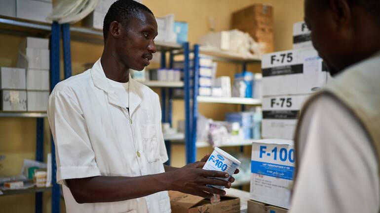 Dr. Patalet, Arzt und Felix Ngueadoufi, Apotheker am Mao-Krankenhaus im Tschad Dr. Patalet, Arzt und Felix Ngueadoufi, Apotheker am Mao-Krankenhaus im Tschad