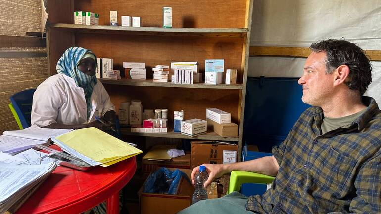 Eine ärztliche Mitarbeiterin im Tschad im Gespräch mit Jan Sebastian Friedrich-Rust.