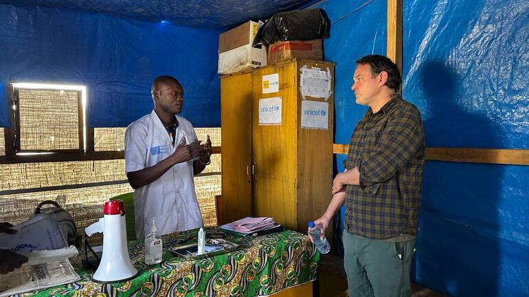 Jan Sebastian Friedrich-Rust und ein ärztlicher Mitarbeiter im Tschad.