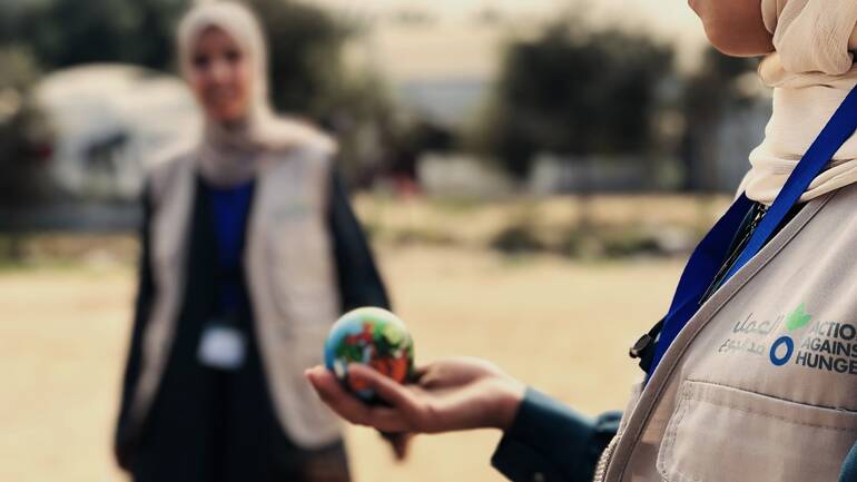 Eine Mitarbeiterin von Aktion gegen den Hunger hält einen kleinen Ball in der Hand. Eine Mitarbeiterin von Aktion gegen den Hunger hält einen kleinen Ball in der Hand.
