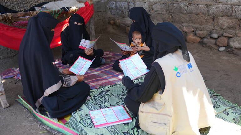 Mütter sitzen gemeinsam mit einer freiwilligen Helferin von Aktion gegen den Hunger zusammen und sprechen über kindgerechte Ernährung. Mütter sitzen gemeinsam mit einer freiwilligen Helferin von Aktion gegen den Hunger zusammen und sprechen über kindgerechte Ernährung.