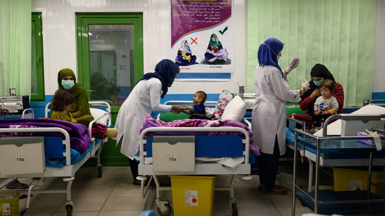 Gesundheitspersonal behandelt Kinder in einem Gesundheitszentrum von Aktion gegen den Hunger