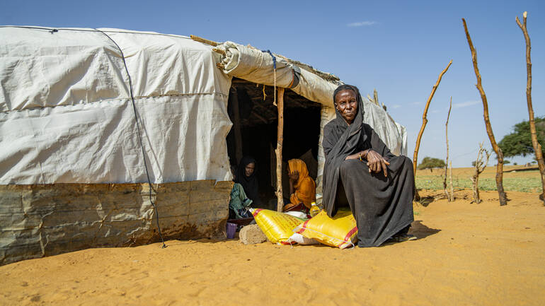 Kadaya Walet vor ihrem Haus in Mali