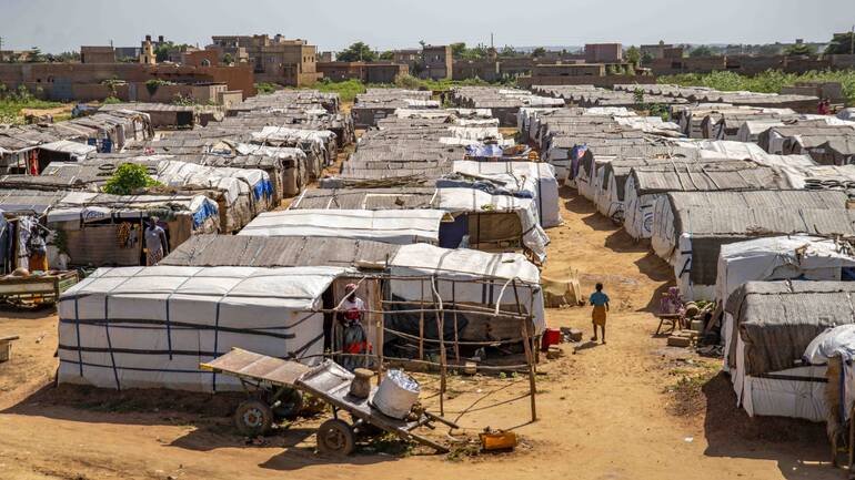 Dicht an dich stehen die weißen Zelte in einem Geflüchtetenlager in Mali