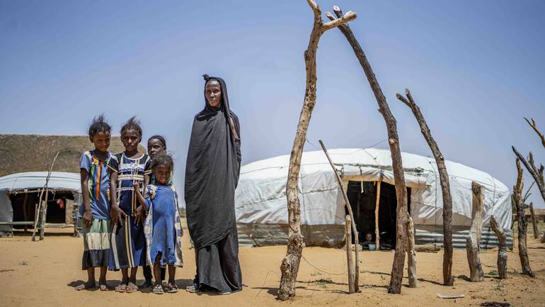 Kadaya Walet zusammen mit ihren Enkelkindern